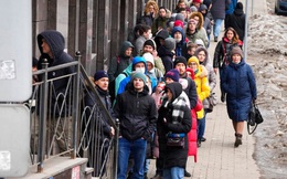 Cảnh tượng người dân Nga xếp hàng dài trước các ngân hàng, ATM chờ rút tiền: Chuyên gia cảnh báo "nỗi đau" sẽ còn lớn và dai dẳng hơn nữa!