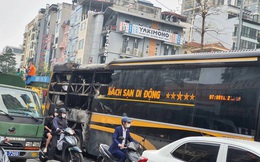 Hà Nội: "Khách sạn di động" cháy rụi đuôi gần bến xe Mỹ Đình