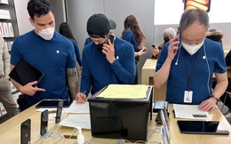 Sập máy chủ, nhân viên Apple Store buộc phải chuyển sang dùng giấy bút