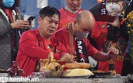 Ảnh: CĐV cúng xôi gà trên SVĐ Mỹ Đình, cổ vũ đội tuyển Việt Nam trước trận với Oman
