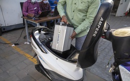 Chỉ mất 2 phút, giá rẻ bằng 1/2 lít xăng, dịch vụ đổi pin đang thay đổi cả ngành xe điện Ấn Độ