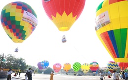 Du khách thích thú bay khinh khí cầu ngắm phố cổ Hội An