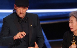 Lần đầu tiên ở Oscar có diễn viên lên nhận giải mà không ai vỗ tay: Dàn sao hạng A làm 1 hành động khiến ai nấy ngỡ ngàng