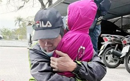 Vụ bé gái bị bỏ dưới cống ngập nước ở Hải Phòng: Bố khóc ròng khi nhận lại con