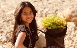 Cô bé Pa Cô "bông hoa của núi rừng" catwalk siêu đỉnh: "Đam mê biểu diễn như Hoa hậu HHen Niê, lo con là dân miền núi khó hòa nhập với các bạn thành phố"