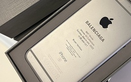 Thương hiệu thời trang xa xỉ Balenciaga dùng iPhone vỡ nát làm thư mời khách, nhận nhiều bình luận trái chiều