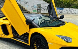 Vừa sắm Lamborghini Aventador SV Roadster đầu tiên Việt Nam, chủ xe chịu chơi chi hẳn trăm triệu độ một chi tiết vàng óng dưới gầm xe