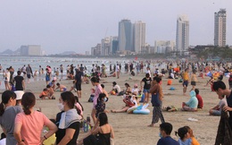 Ảnh: Biển Đà Nẵng đông kín du khách trong ngày cuối kỳ nghỉ lễ giỗ Tổ