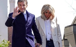 Khoảnh khắc HOT nhất MXH hôm nay: Tổng thống Pháp "đốt mắt" dư luận bằng hành động đặc biệt với người vợ hơn 24 tuổi