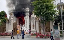 Lâu đài trăm tỷ của đại gia Quảng Ninh cháy dữ dội, cột khói bốc cao hàng chục mét