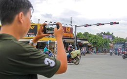 Tố cáo tài xế vi phạm: Công việc kiếm bộn tiền cho các 'camera chạy bằng cơm'