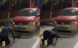Người đàn ông bất ngờ dừng xe rồi quỳ lạy trước ô tô, nguyên nhân khiến ai nấy đều bất ngờ