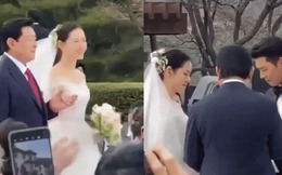 Đến giờ mới lộ clip cận cảnh Hyun Bin và Son Ye Jin bước vào lễ đường: Thấy được biểu cảm thật của cô dâu chú rể rồi trời ơi!
