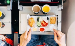Đi máy bay đừng ăn những món này nếu không muốn bụng dạ 'biểu tình': Chuyên gia khuyến cáo