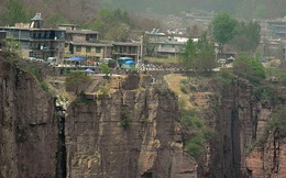Thôn làng "nguy hiểm" nhất Trung Quốc: Tọa lạc trên núi dựng đứng cao 1.700m, có cung đường "treo vách đá" cheo leo thách thức mọi tay lái lão luyện