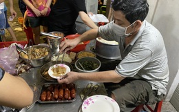 Người dương gian tấp nập đi ăn "cơm âm phủ" ở Sài Gòn: Bán giờ oái oăm, cả trăm ngàn/dĩa