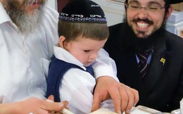 “Nhỏ mật lên sách” để trẻ biết sự ngọt ngào của tri thức: Bí quyết dạy con độc đáo ngay từ thuở lọt lòng của người Do Thái khiến ai cũng phải nể phục