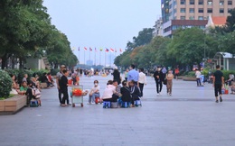 Ẩm thực phố đi bộ Nguyễn Huệ và những màn "chốt sale" ớn lạnh: Bò viên 500k/hộp 20 que, nước suối 30k/chai, làm sao né?