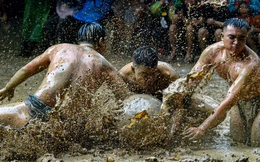 Ảnh, clip: Thanh niên đóng khố, vật lộn trong bùn để tranh quả cầu nặng 20kg tại lễ hội 4 năm mới có một lần