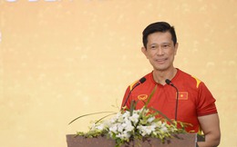 CEO ngoại của Sabeco mặc áo thể thao cờ Việt, khoe họp báo xong phải đi luôn để cổ vũ đội tuyển Việt Nam
