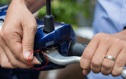 Những chi tiết nhỏ xíu trên xe máy có tính năng an toàn các chị em nhất định phải biết!