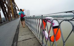 Lắp nhiều phao cứu sinh trên các cây cầu ở Hà Nội