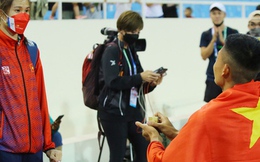 Chuyện tình đẹp tại SEA Games 31: Vừa nhận huy chương vàng, VĐV quỳ gối cầu hôn bạn gái tuyển thủ cầu mây