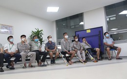 Bệnh nhân bó bột, chống nạng vẫn nhiệt tình cổ vũ đội tuyển U23 Việt Nam tại SEA Games 31