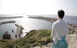 Hòn đảo thiêng ở Nhật Bản có 1 cư dân sinh sống, chỉ nam giới được đến thăm và phải tắm trần trước khi lên bờ