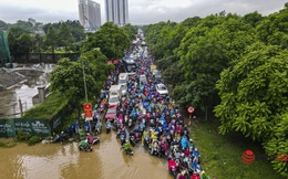 Đại lộ Thăng Long ngập như sông, học sinh chờ cả tiếng trên ô tô chết máy giữa đường