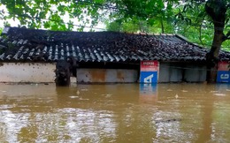 Hà Nội: Người dân vất vả dọn dẹp sau trận mưa lớn đầu mùa, nhiều tài sản hàng trăm triệu trôi theo dòng nước