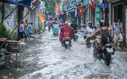 Phố phường Hà Nội ngập trong 'biển nước' chỉ sau 20 phút mưa rào