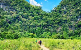 Hang Tú Làn có gì mà dạo này nhiều người tới trekking đến thế? Ngay cả hội chị em văn phòng cũng vác túi lên đường!