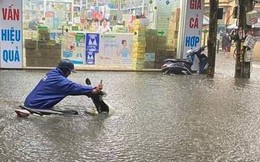 Hà Nội chìm trong biển nước sau trận mưa lớn