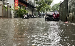 Mưa cực lớn, phố phường Hà Nội biến thành những dòng sông