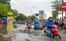 Sau trận mưa ngập, đường phố Hà Nội ùn tắc nghiêm trọng, xe cộ chôn chân nhìn nước rút