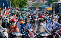Người dân ùn ùn quay trở lại Hà Nội dù chưa kết thúc kỳ nghỉ lễ vì nỗi sợ tắc đường, giao thông khu vực cửa ngõ ùn ứ