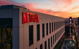 Chuyện gì đang xảy ra với Netflix: Ông hoàng streaming từ đối thủ vượt cả Disney giờ teo tóp, giá cổ phiếu giảm 67% chỉ sau 1 năm