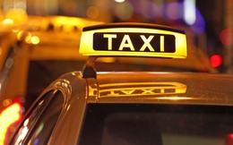 Tạm giữ tài xế taxi "chở" điện thoại của 2 nữ du khách trên phố cổ đi mất