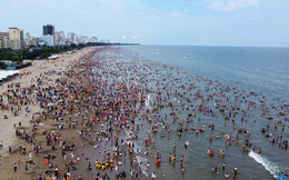 Hàng triệu người đi nghỉ lễ 30/4-1/5 mang về 1 tỷ USD doanh thu du lịch, riêng bãi biển Sầm Sơn đạt kỷ lục khó tin 700.000 lượt khách