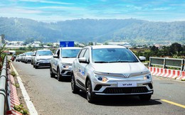 Giữa lúc xăng tăng giá, một hãng taxi truyền thống mua hàng loạt ô tô điện VinFast e34 về phục vụ khách
