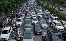 Hà Nội: Cây cổ thụ đổ ngang đường Võ Chí Công, hàng nghìn người chịu cảnh ùn tắc kéo dài