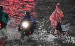 Nhiều tuyến phố ở Hà Nội ngập sâu, nước tràn vào nhà dân sau cơn mưa lớn kéo dài