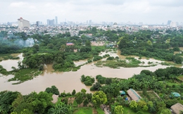 Hà Nội: Bãi giữa sông Hồng biến thành "ốc đảo", người dân phải đi đò vào bờ