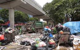 Hà Nội: Người dân ngộp thở vì mùi hôi thối, bịt mũi đi qua những "núi rác" chất đống trên nhiều tuyến phố