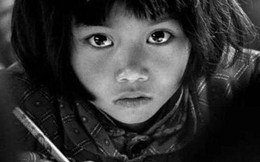 Cô bé nghèo miền núi với đôi mắt lấp lánh từng lay động trái tim người Trung Quốc: Một bức ảnh vô tình thay đổi cả cuộc đời