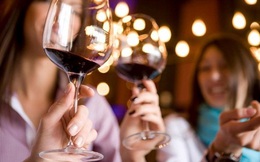Vì sao cần lắc rượu vang trước khi uống?