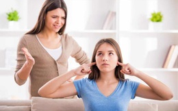Chuyên gia tâm lý hướng dẫn cha mẹ cách xử lý khi con bất ổn tâm lý: Đừng nói nhiều và chỉ cần ngồi cạnh!