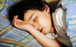 Trẻ 5 tuổi trằn trọc khó ngủ, thức giấc đột ngột giữa đêm vì 8 ''thủ phạm'' mà bố mẹ không hề hay biết