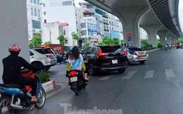 Vượt dải phân cách, đi ngược chiều tại nút giao thông 'khổ sở' ở Hà Nội